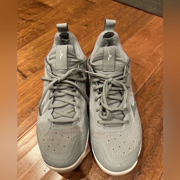 Mizuno 2 Wave Luminous Women's Volleyball Shoe - Picture 2 of 4